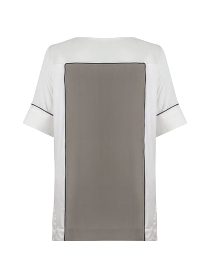 Zweifarbiges, locker geschnittenes Shirt mit weitem Halsauschnitt und schwarzem Piping Detail. Stoffe kommen aus dem Altbestand der Firma, daher nachhaltig.