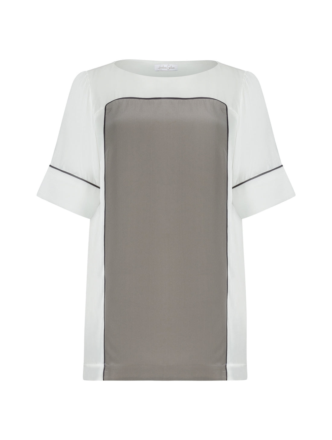 Zweifarbiges, locker geschnittenes Shirt mit weitem Halsauschnitt und schwarzem Piping Detail. Stoffe kommen aus dem Altbestand der Firma, daher nachhaltig.