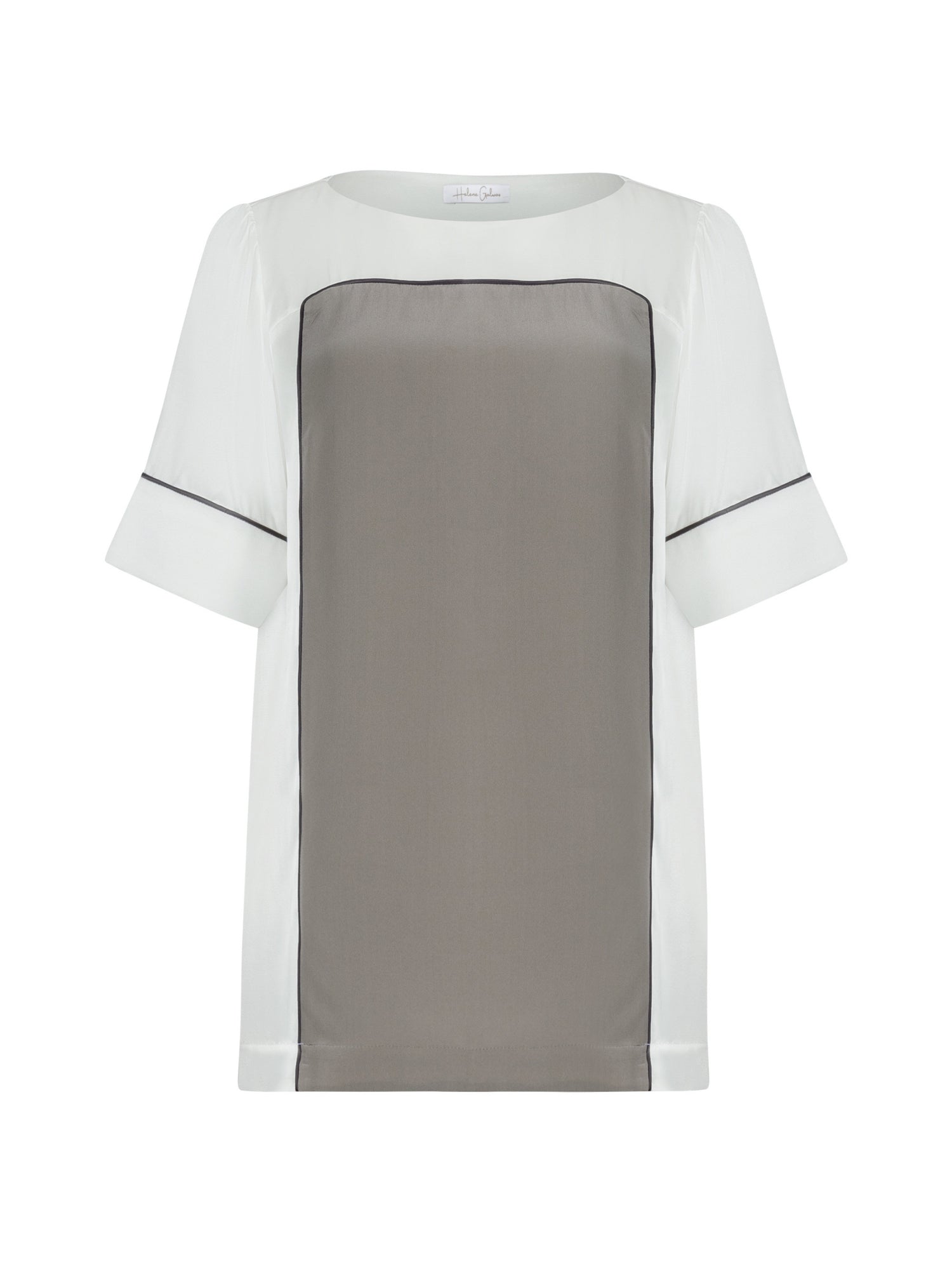 Zweifarbiges, locker geschnittenes Shirt mit weitem Halsauschnitt und schwarzem Piping Detail. Stoffe kommen aus dem Altbestand der Firma, daher nachhaltig.