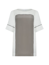 Zweifarbiges, locker geschnittenes Shirt mit weitem Halsauschnitt und schwarzem Piping Detail. Stoffe kommen aus dem Altbestand der Firma, daher nachhaltig.
