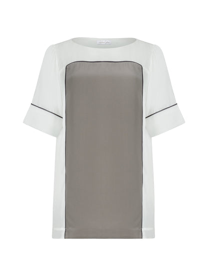 Zweifarbiges, locker geschnittenes Shirt mit weitem Halsauschnitt und schwarzem Piping Detail. Stoffe kommen aus dem Altbestand der Firma, daher nachhaltig.