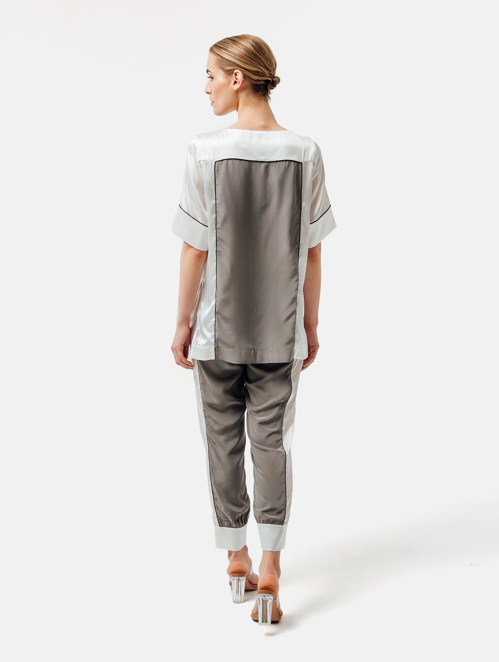 Zweifarbiges, locker geschnittenes Shirt mit weitem Halsauschnitt und schwarzem Piping Detail. Stoffe kommen aus dem Altbestand der Firma, daher nachhaltig.