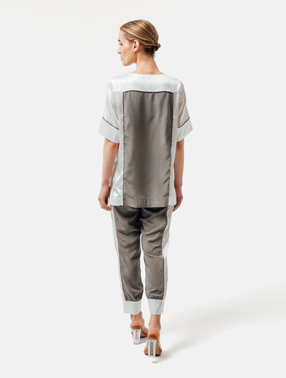 Zweifarbiges, locker geschnittenes Shirt mit weitem Halsauschnitt und schwarzem Piping Detail. Stoffe kommen aus dem Altbestand der Firma, daher nachhaltig.