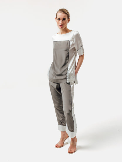 Zweifarbiges, locker geschnittenes Shirt mit weitem Halsauschnitt und schwarzem Piping Detail. Stoffe kommen aus dem Altbestand der Firma, daher nachhaltig.