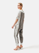 Zweifarbiges, locker geschnittenes Shirt mit weitem Halsauschnitt und schwarzem Piping Detail. Stoffe kommen aus dem Altbestand der Firma, daher nachhaltig.