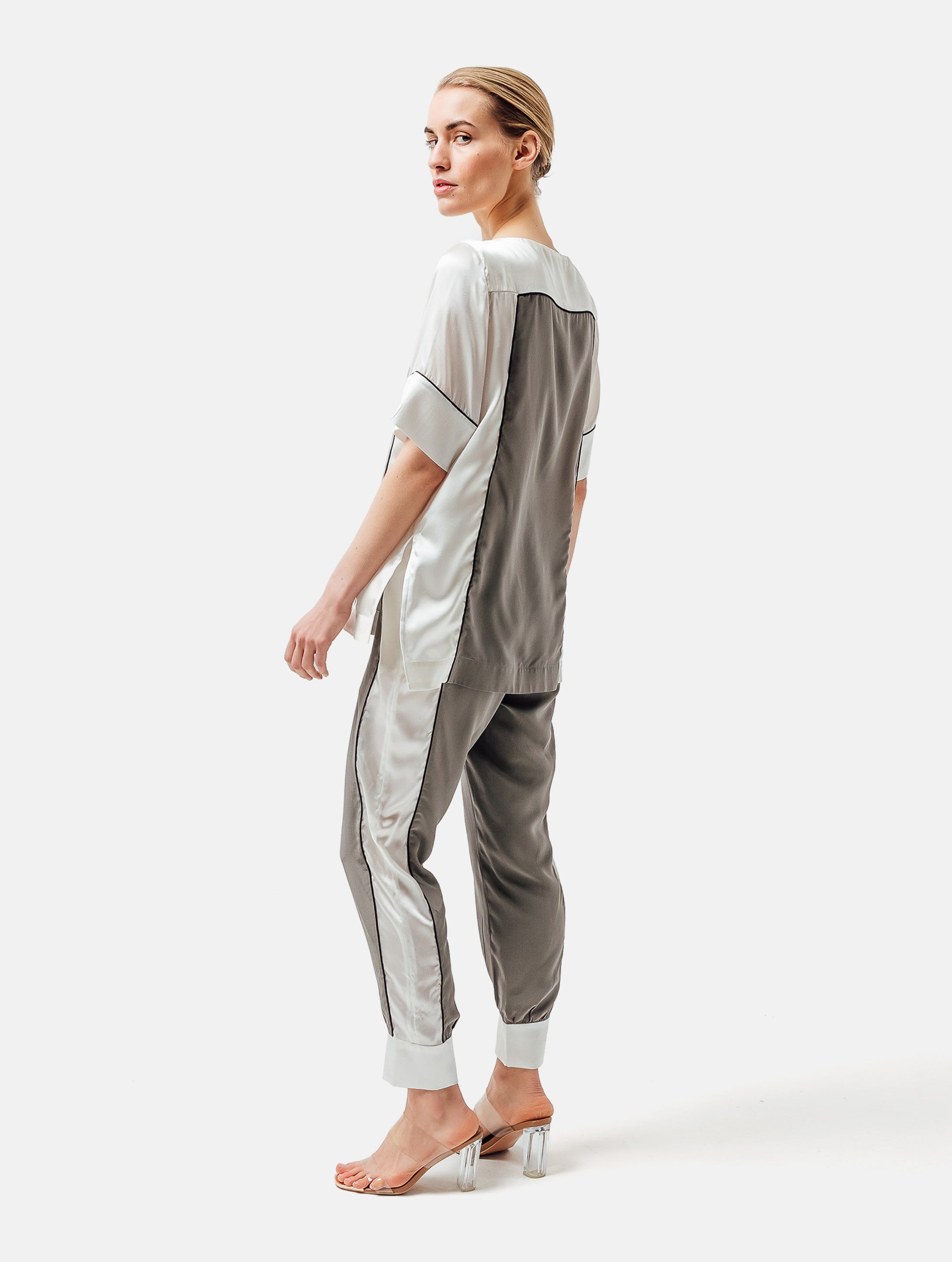 Zweifarbiges, locker geschnittenes Shirt mit weitem Halsauschnitt und schwarzem Piping Detail. Stoffe kommen aus dem Altbestand der Firma, daher nachhaltig.