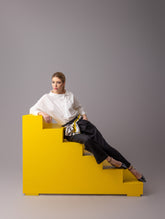 Locker geschnittene Bluse mit Stehkragen und schräger Knopfleiste auf der Vorderseite. Hergestellt aus Naturfasern.