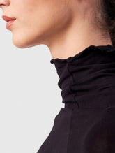 Schwarzes, figurbetontes Basic Oberteil aus weichem Modal mit Rollkragen von Helene Galwas.