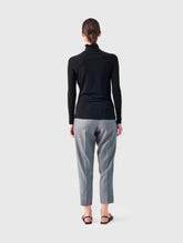 Schwarzes, figurbetontes Basic Oberteil aus weichem Modal mit Rollkragen von Helene Galwas.