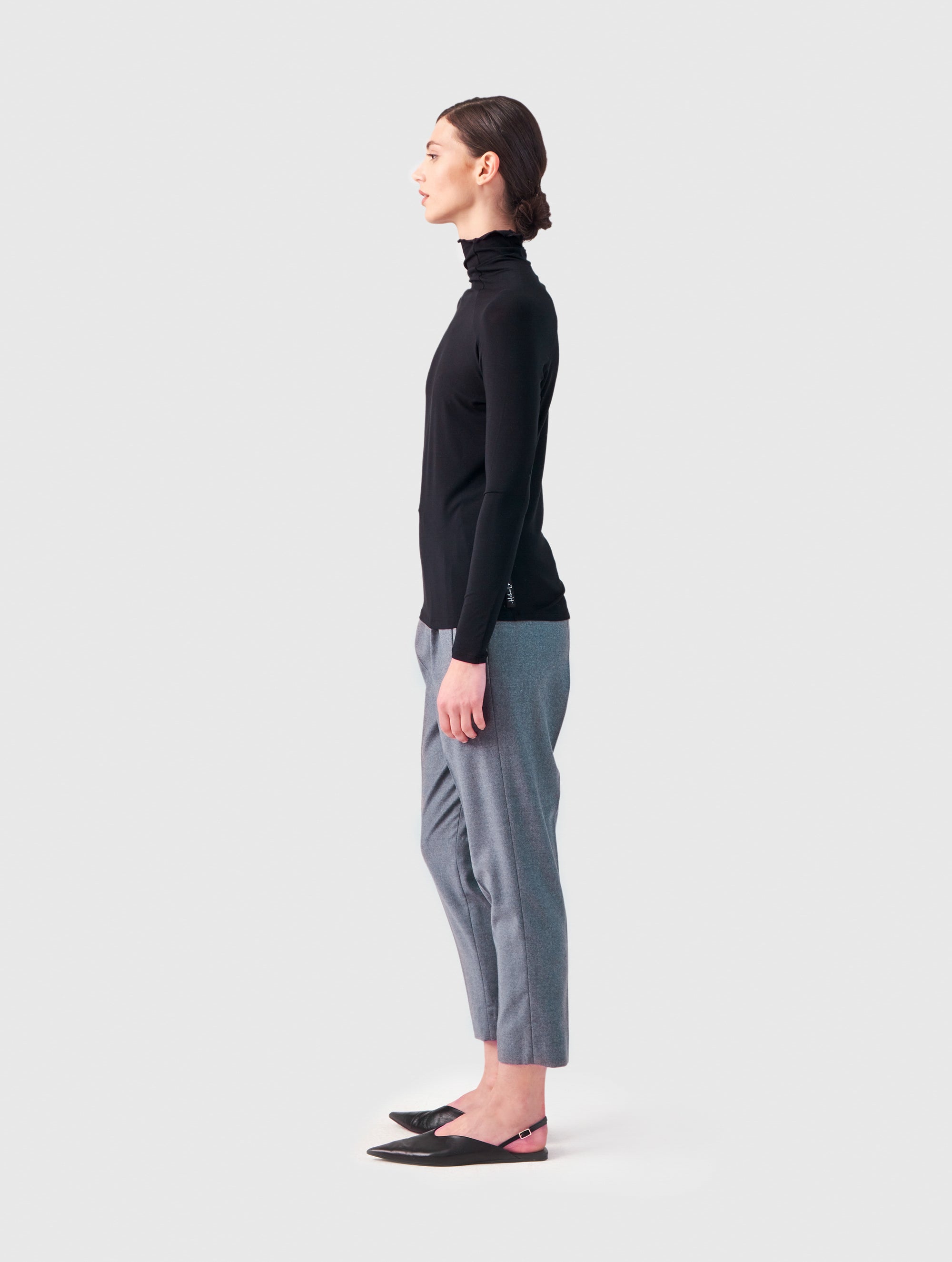 Schwarzes, figurbetontes Basic Oberteil aus weichem Modal mit Rollkragen von Helene Galwas.