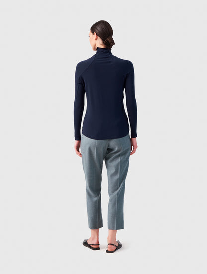Blaues figurbetontes superweiches Longsleeve mit hohem Rollkragen aus Modal von Helene Galwas.