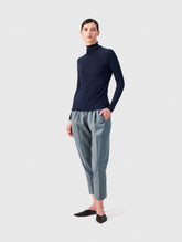 Blaues figurbetontes superweiches Longsleeve mit hohem Rollkragen aus Modal von Helene Galwas.