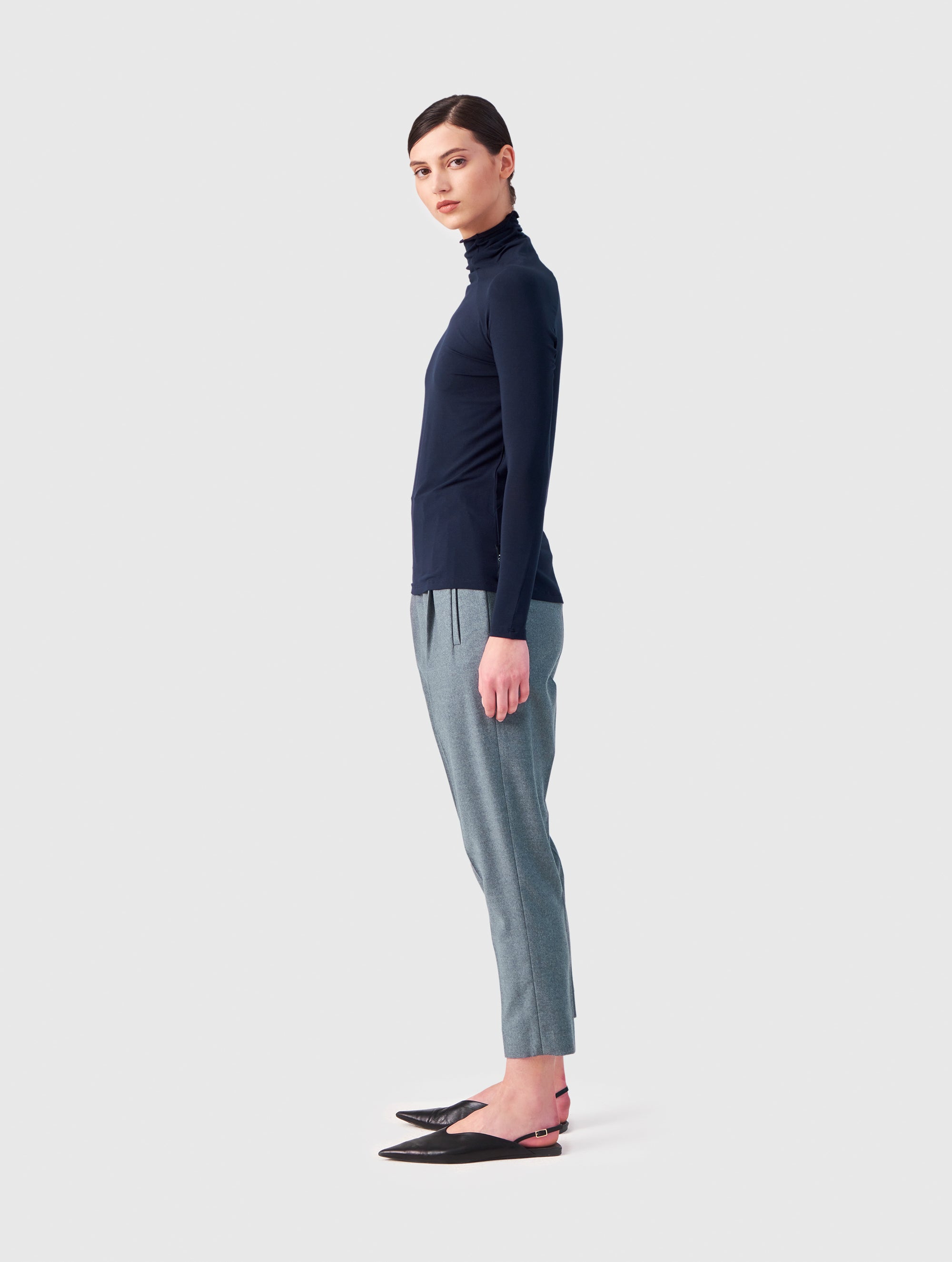 Blaues figurbetontes superweiches Longsleeve mit hohem Rollkragen aus Modal von Helene Galwas.