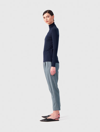 Blaues figurbetontes superweiches Longsleeve mit hohem Rollkragen aus Modal von Helene Galwas.