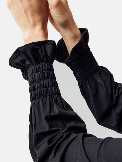 Longsleeve mit Rundhalsausschnitt und  elastischem Taillenbund und Bündchen. Hergestellt aus zertifizierter Viskose und Lyocell.