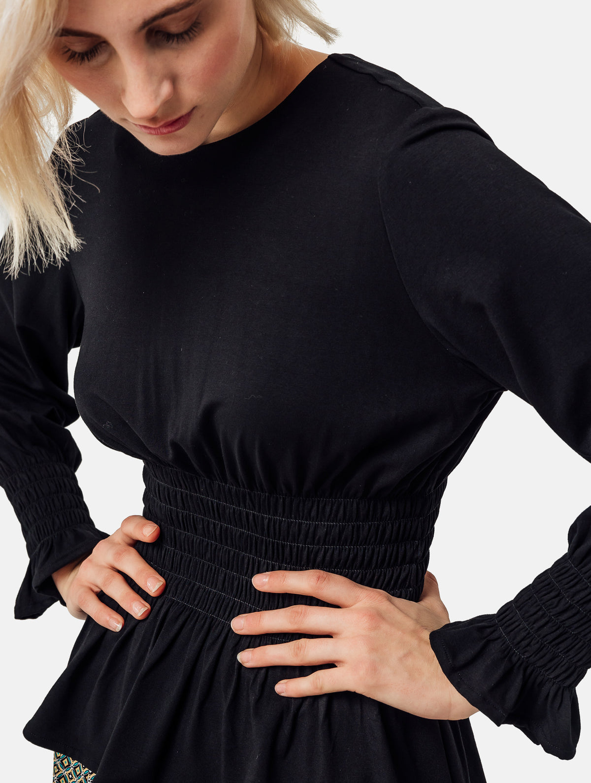 Longsleeve mit Rundhalsausschnitt und  elastischem Taillenbund und Bündchen. Hergestellt aus zertifizierter Viskose und Lyocell.