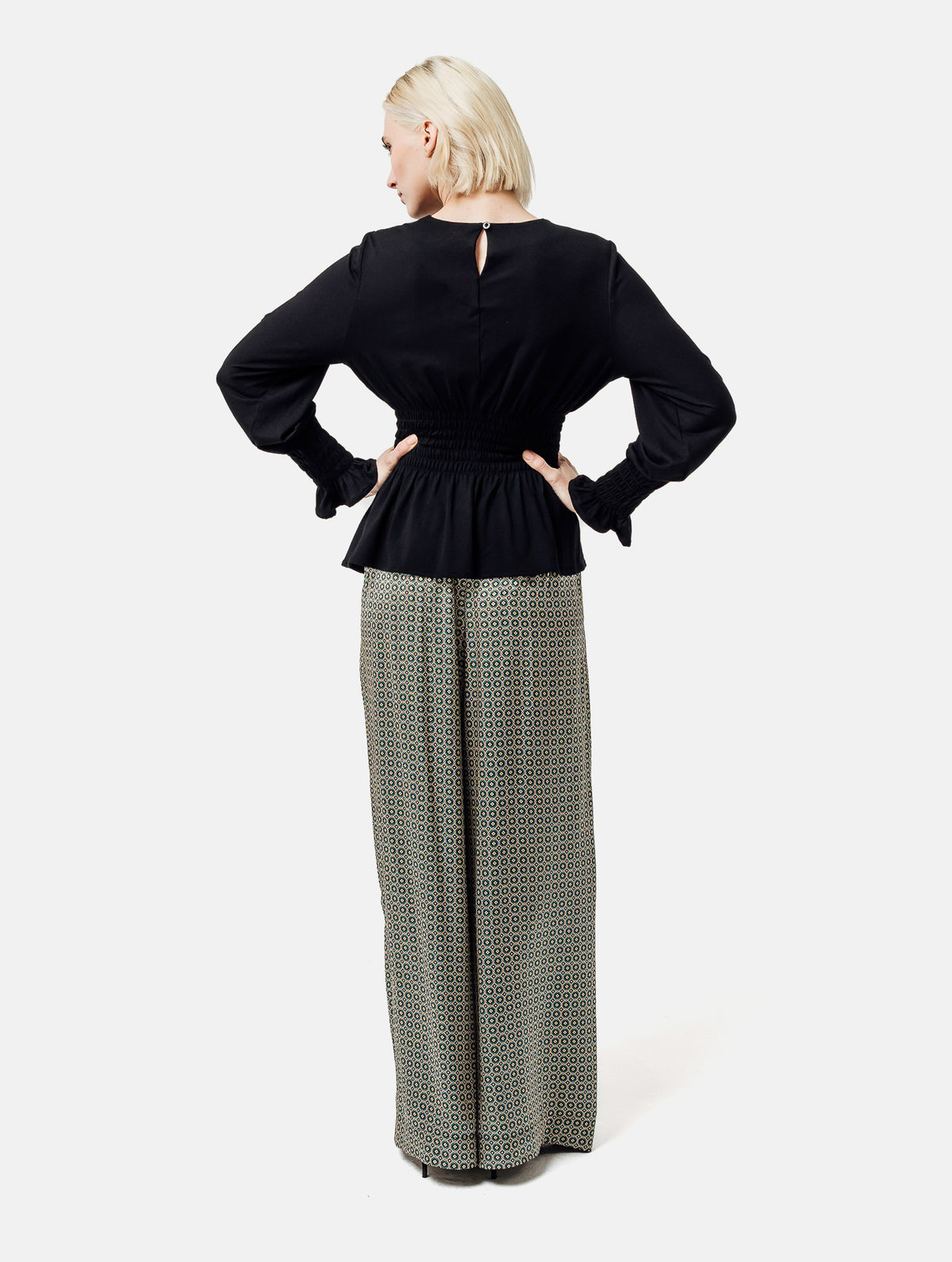 Longsleeve mit Rundhalsausschnitt und  elastischem Taillenbund und Bündchen. Hergestellt aus zertifizierter Viskose und Lyocell.