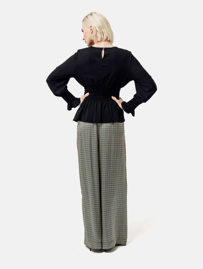 Longsleeve mit Rundhalsausschnitt und  elastischem Taillenbund und Bündchen. Hergestellt aus zertifizierter Viskose und Lyocell.