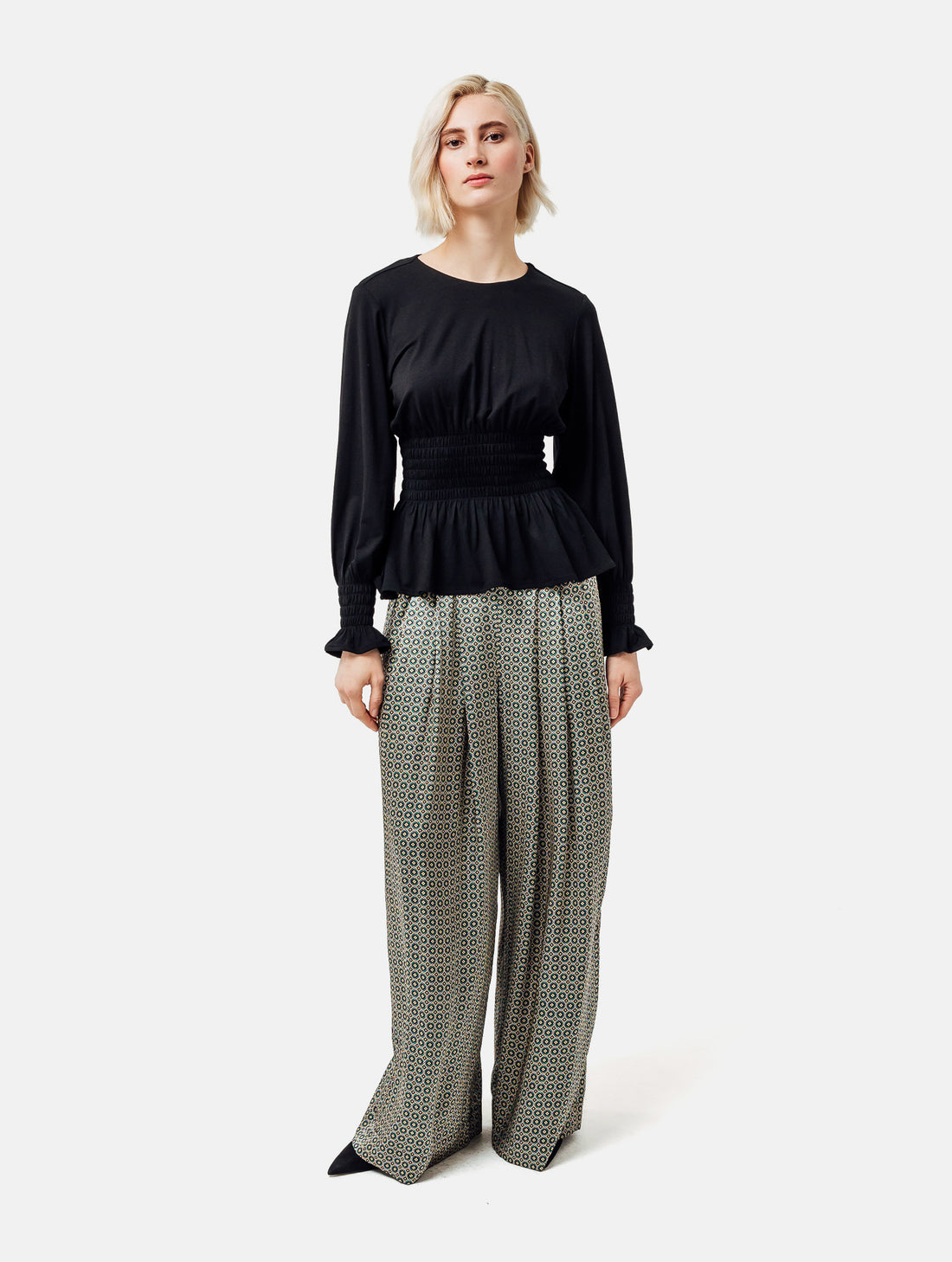Longsleeve mit Rundhalsausschnitt und  elastischem Taillenbund und Bündchen. Hergestellt aus zertifizierter Viskose und Lyocell.