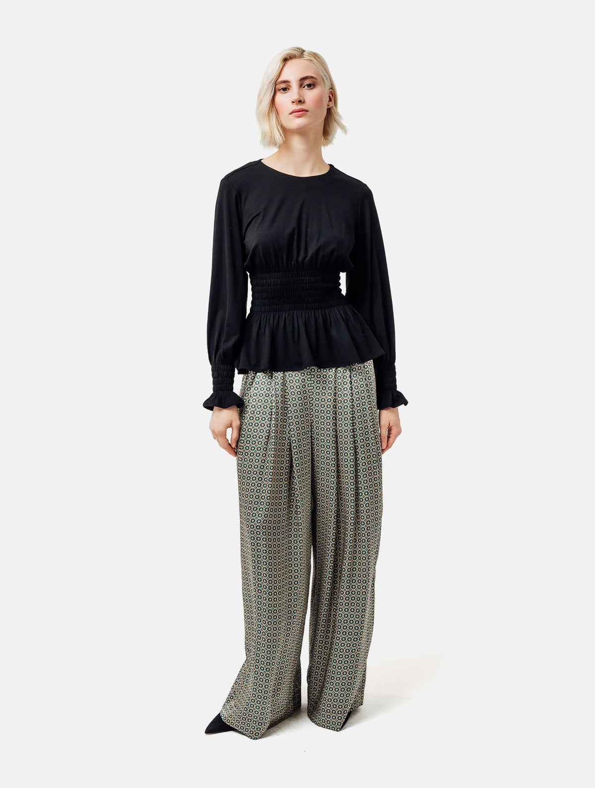 Longsleeve mit Rundhalsausschnitt und  elastischem Taillenbund und Bündchen. Hergestellt aus zertifizierter Viskose und Lyocell.