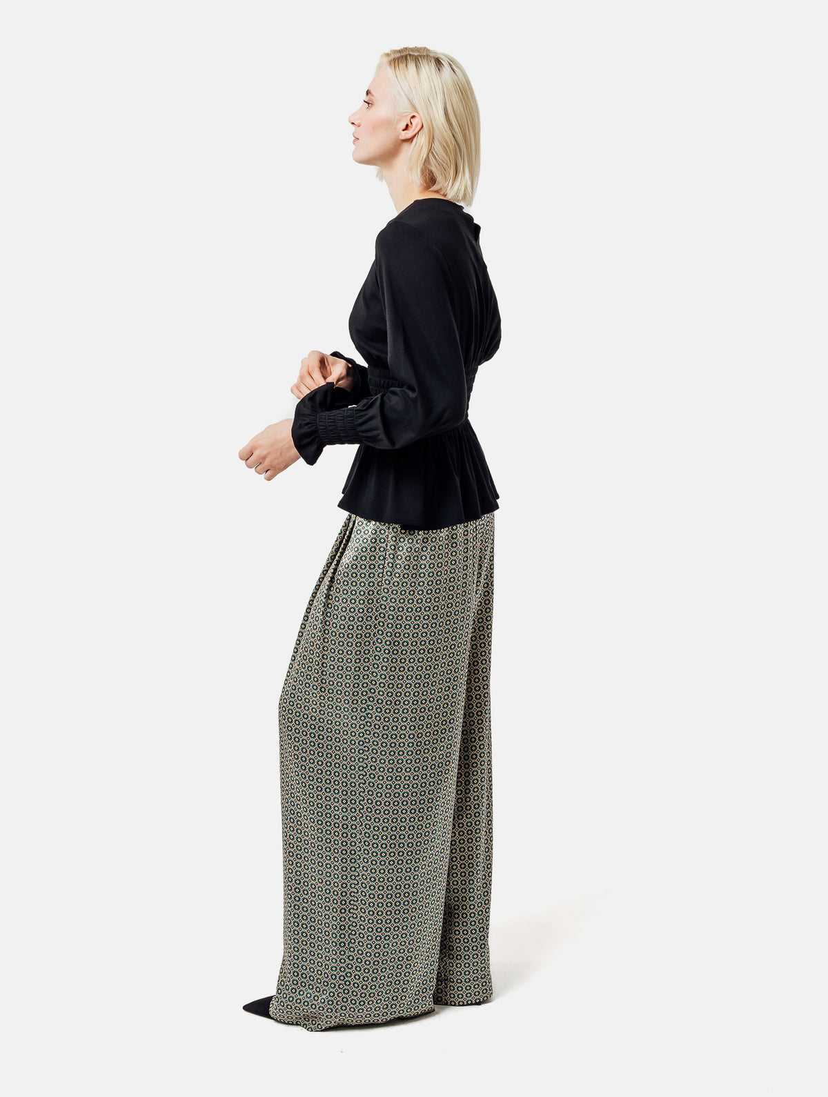 Longsleeve mit Rundhalsausschnitt und  elastischem Taillenbund und Bündchen. Hergestellt aus zertifizierter Viskose und Lyocell.