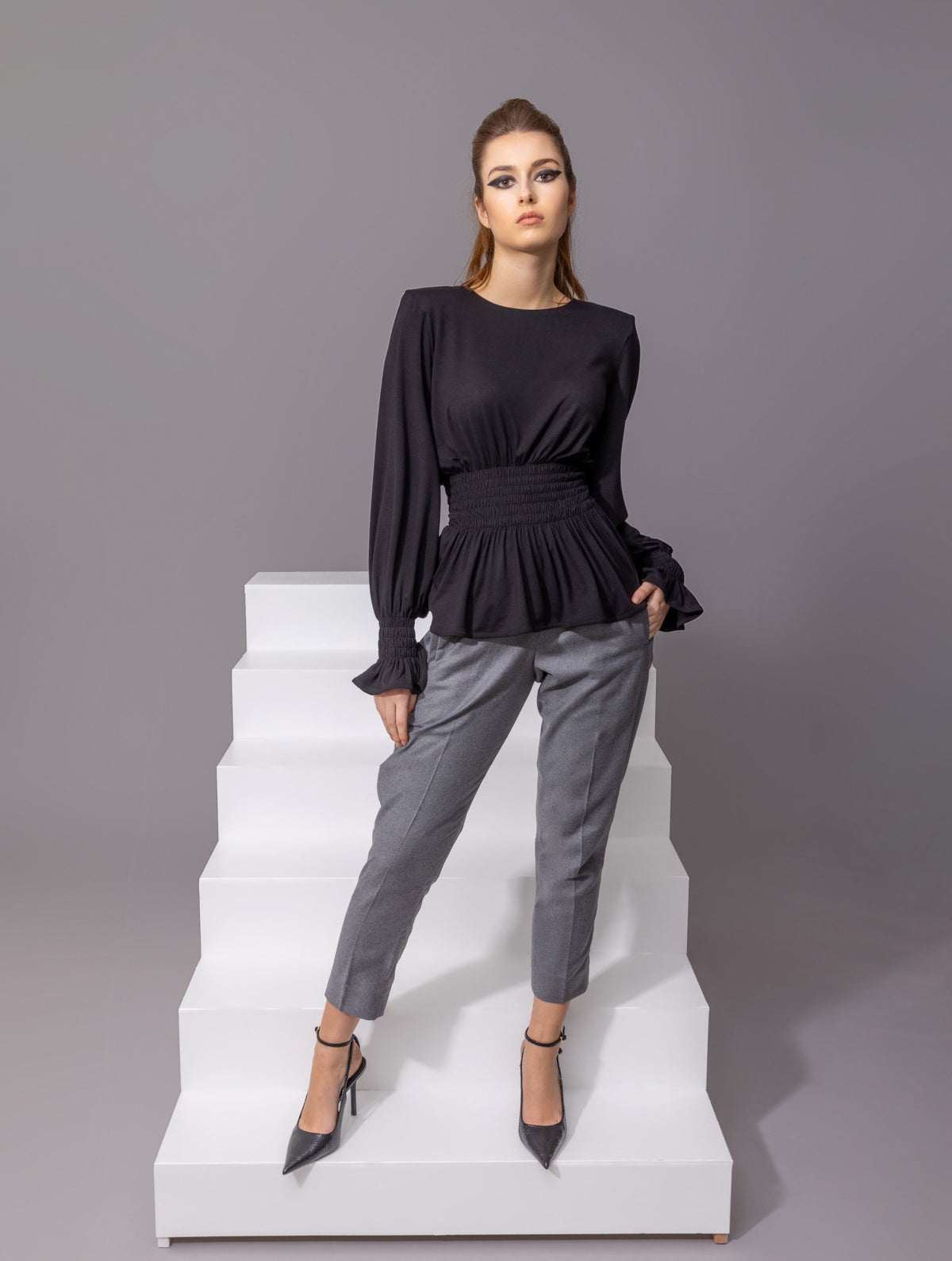 Longsleeve mit Rundhalsausschnitt und  elastischem Taillenbund und Bündchen. Hergestellt aus zertifizierter Viskose und Lyocell.