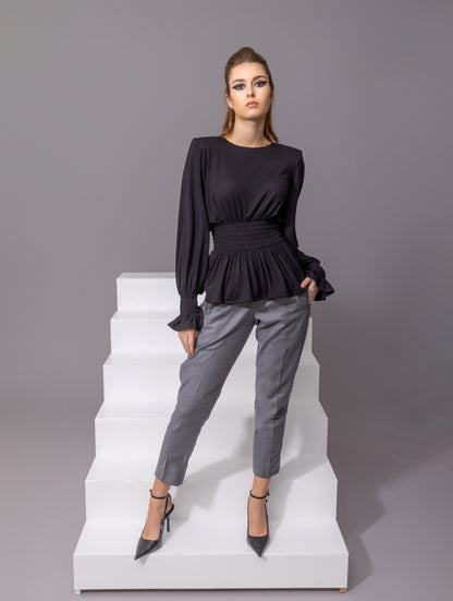 Longsleeve mit Rundhalsausschnitt und  elastischem Taillenbund und Bündchen. Hergestellt aus zertifizierter Viskose und Lyocell.