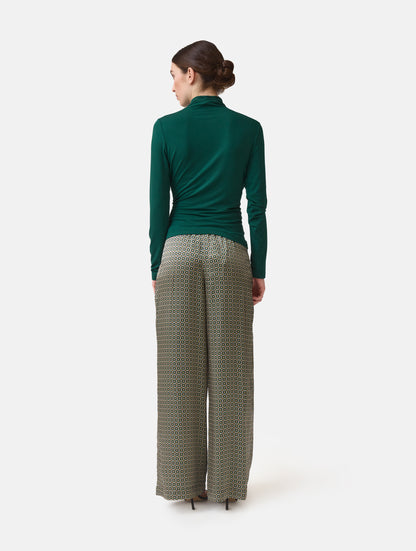 Figurbetontes Longsleeve mit Hochkragen aus ultraweichen Light-Jersey und Raffung am Hals, sowie der gegenüberliegenden Seite auf Höhe der Taille.