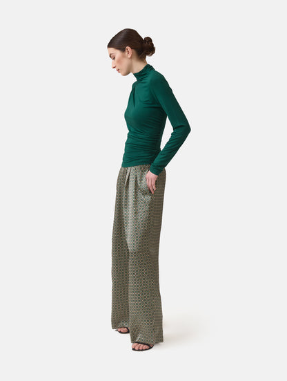 Figurbetontes Longsleeve mit Hochkragen aus ultraweichen Light-Jersey und Raffung am Hals, sowie der gegenüberliegenden Seite auf Höhe der Taille.
