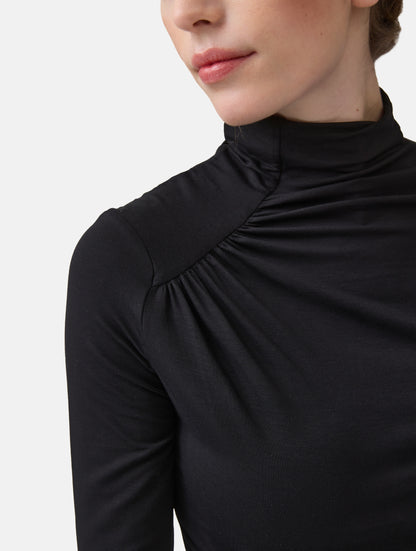 Figurbetontes Longsleeve mit Hochkragen aus ultraweichen Light-Jersey und Raffung am Hals, sowie der gegenüberliegenden Seite auf Höhe der Taille.