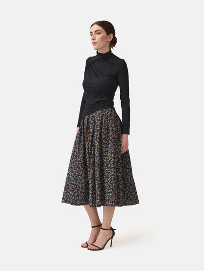 Figurbetontes Longsleeve mit Hochkragen aus ultraweichen Light-Jersey und Raffung am Hals, sowie der gegenüberliegenden Seite auf Höhe der Taille.