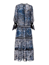 Maxi Kleid aus zarter Chiffonseide mit einen bezaubernden Blütenprint, Schleifen an den Ärmeln und abnehmbaren Volants.