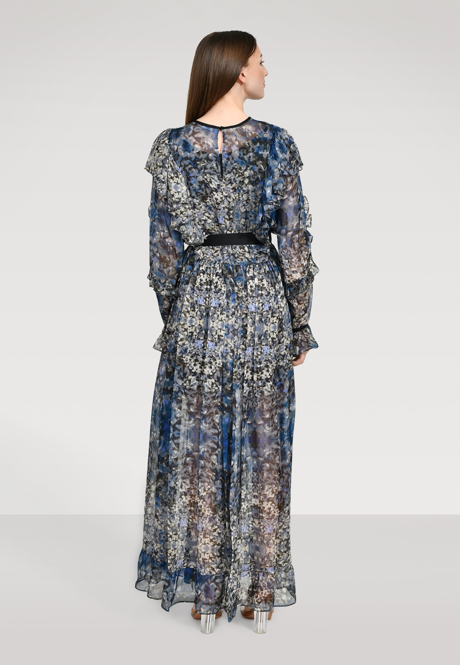 Atemberaubendes Maxikleid aus leicht transparenter Chiffonseide, kunstvollem Blütenprint und feinen Volants