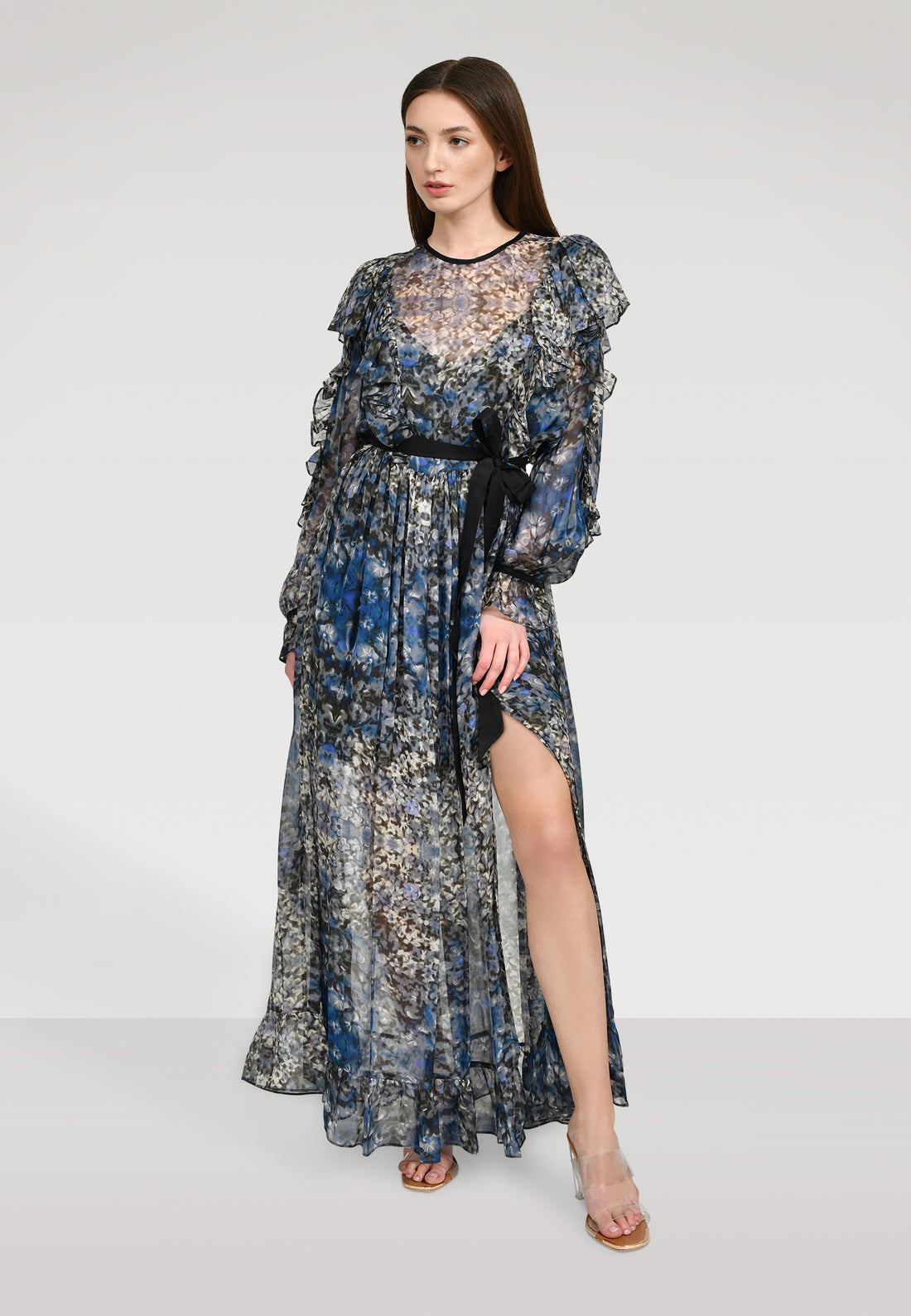Atemberaubendes Maxikleid aus leicht transparenter Chiffonseide, kunstvollem Blütenprint und feinen Volants.