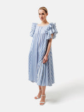 Weites Maxikleid aus unterschiedlich gestreifter Baumwolle mit mehrlagigen Volantärmel und hohen Seitenschlitzen, sowie seperaten Gürtel. Dieses Produkt ist Teil unserer Reborn Linie.