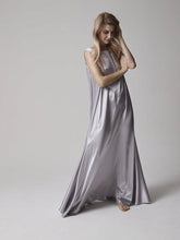 Bodenlanges Maxikleid aus fließendem Seiden-Satin und meisterhafter Kellerfalte am Rücken