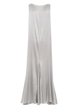 Bodenlanges Maxikleid aus fließendem Seiden-Satin und meisterhafter Kellerfalte am Rücken