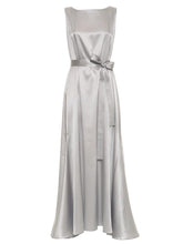 Bodenlanges Maxikleid aus fließendem Seiden-Satin und meisterhafter Kellerfalte am Rücken