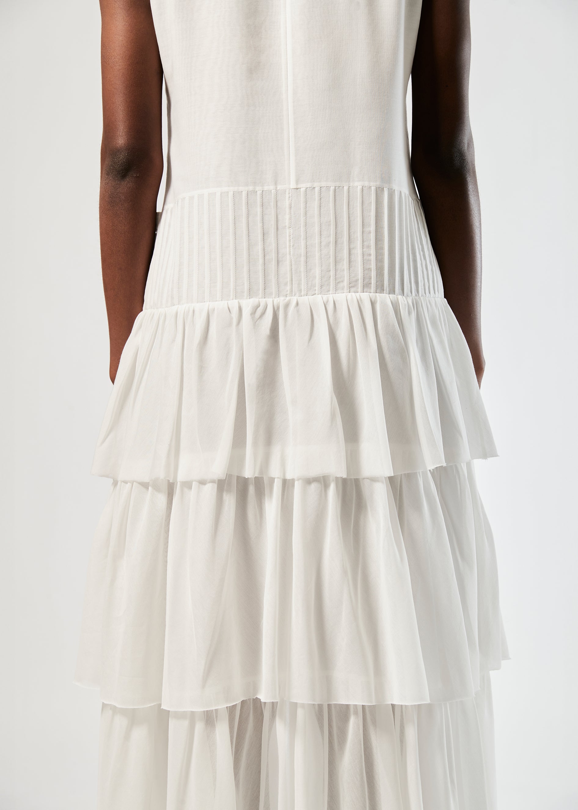 Maxikleid aus einem luxuriösen Baumwoll-Seiden Mix, vertikalen Biesen, schmaler Knopfleiste und 3 breiten Volants am Rockteil