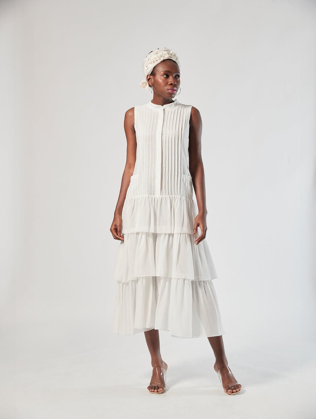 Maxikleid aus einem luxuriösen Baumwoll-Seiden Mix, vertikalen Biesen, schmaler Knopfleiste und 3 breiten Volants am Rockteil