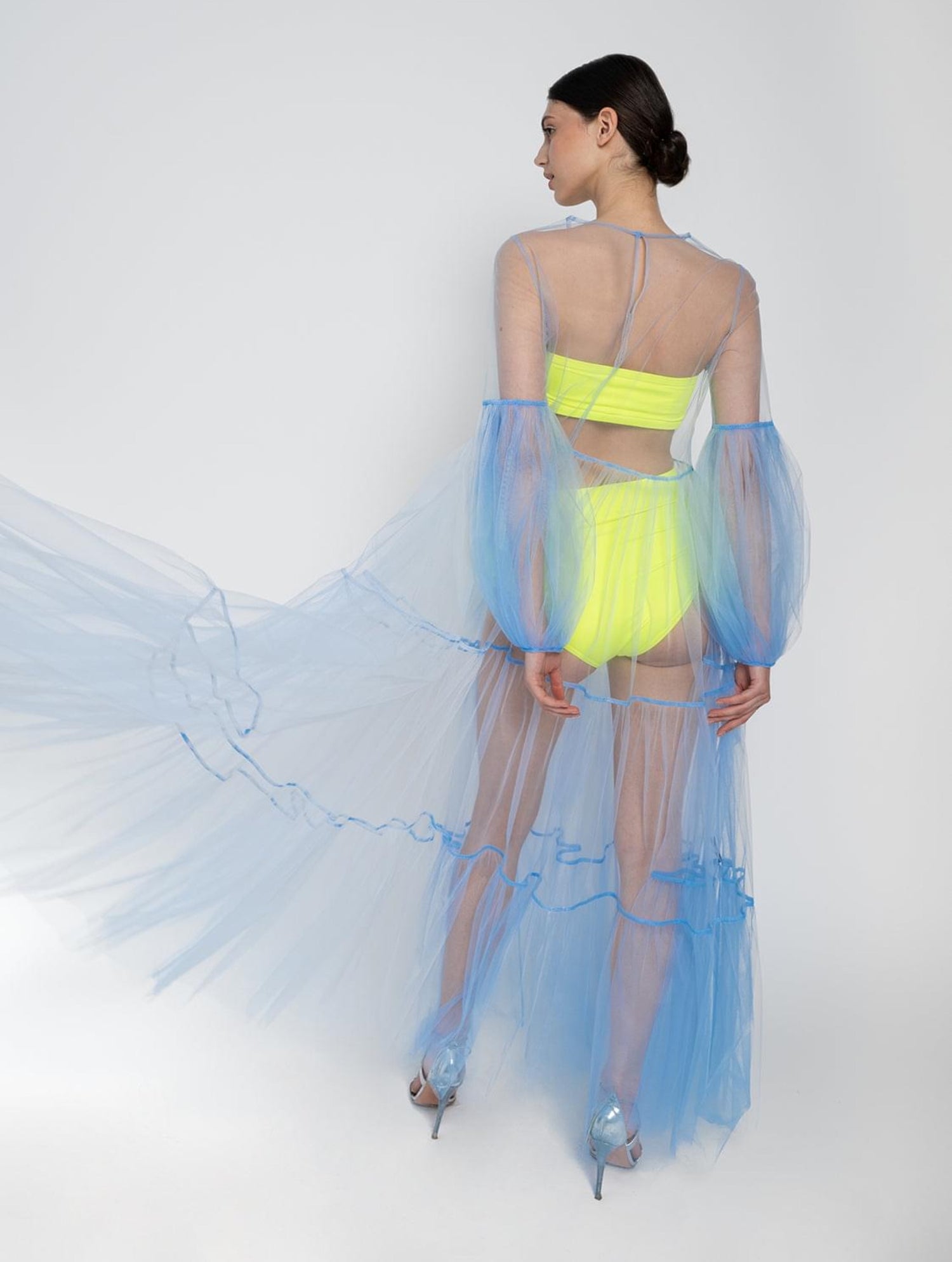 Hellblaues Maxikleid aus Tüll mit weitem Rock und Puffärmeln