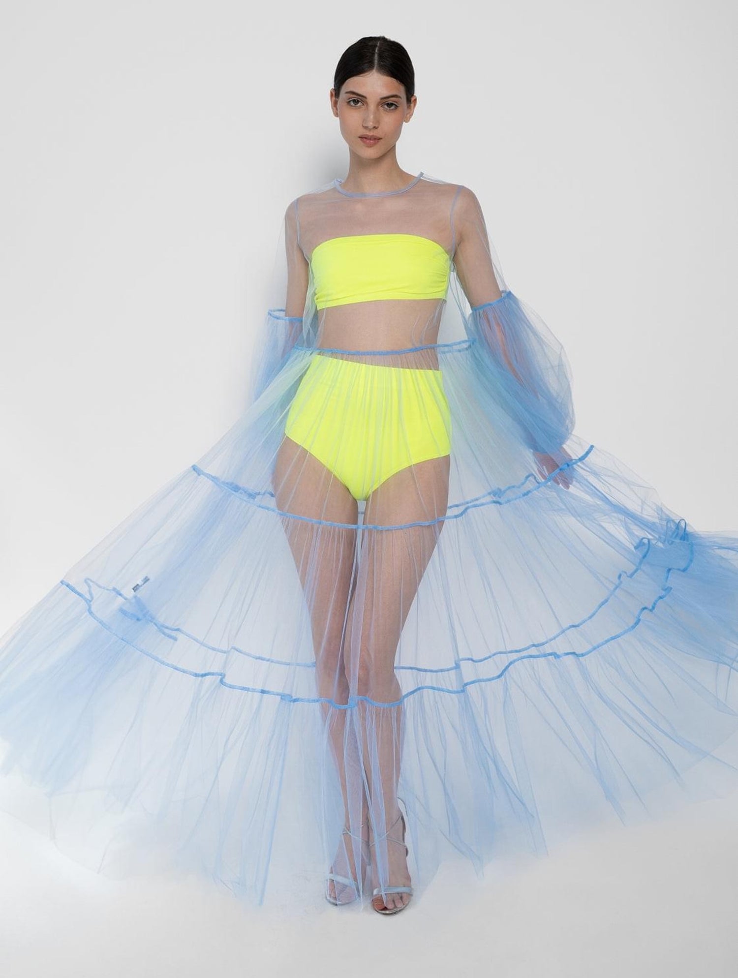 Hellblaues Maxikleid aus Tüll mit weitem Rock und Puffärmeln