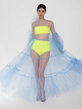 Hellblaues Maxikleid aus Tüll mit weitem Rock und Puffärmeln