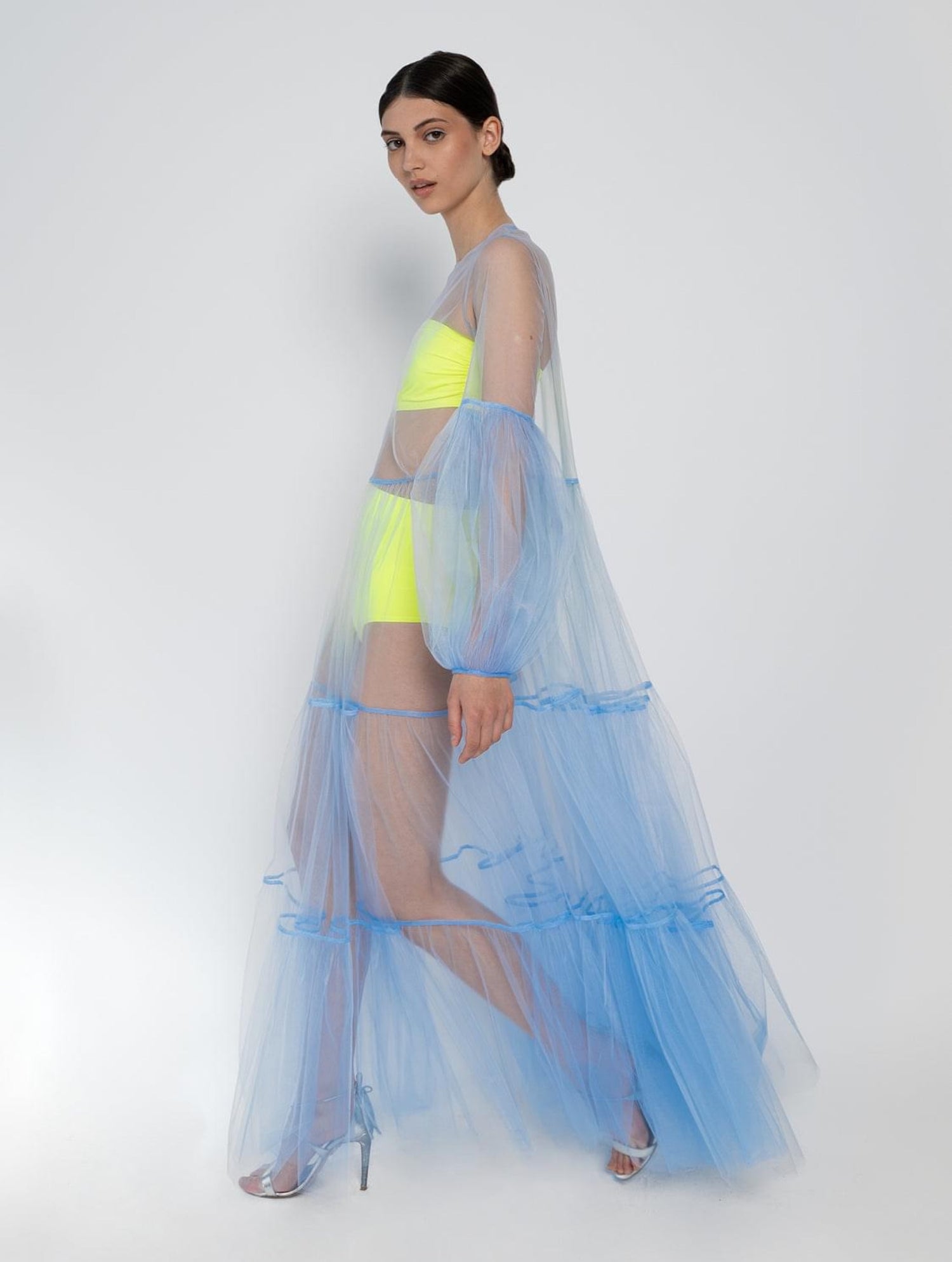 Hellblaues Maxikleid aus Tüll mit weitem Rock und Puffärmeln