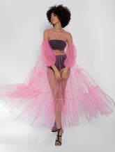 Neon pinkes Maxikleid aus Tüll mit weitem Rock und Puffärmeln