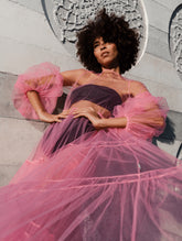 Neon pinkes Maxikleid aus Tüll mit weitem Rock und Puffärmeln