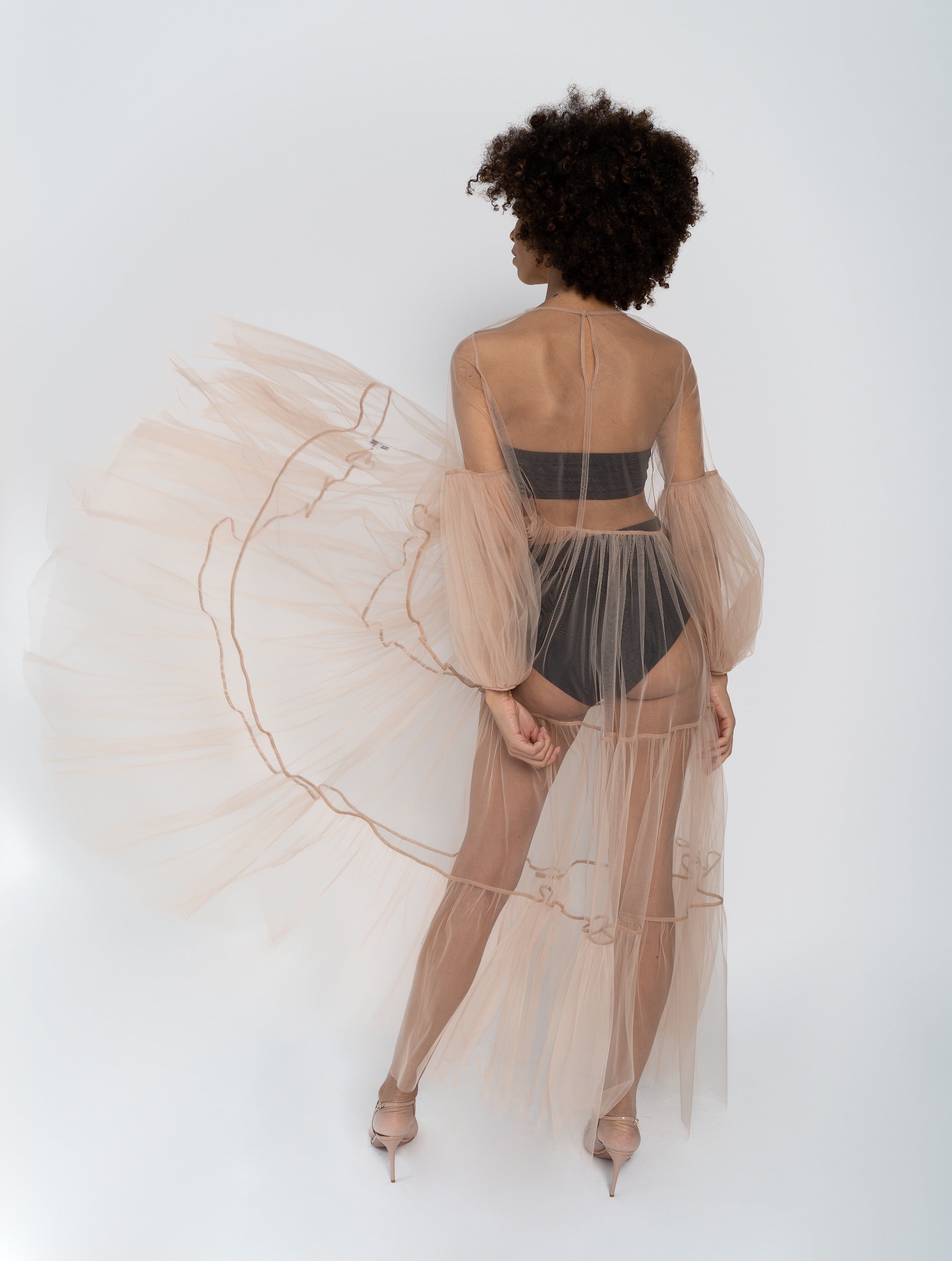Maxikleid in Nude aus Tüll mit weitem Rock und Puffärmeln
