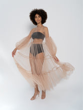 Maxikleid in Nude aus Tüll mit weitem Rock und Puffärmeln