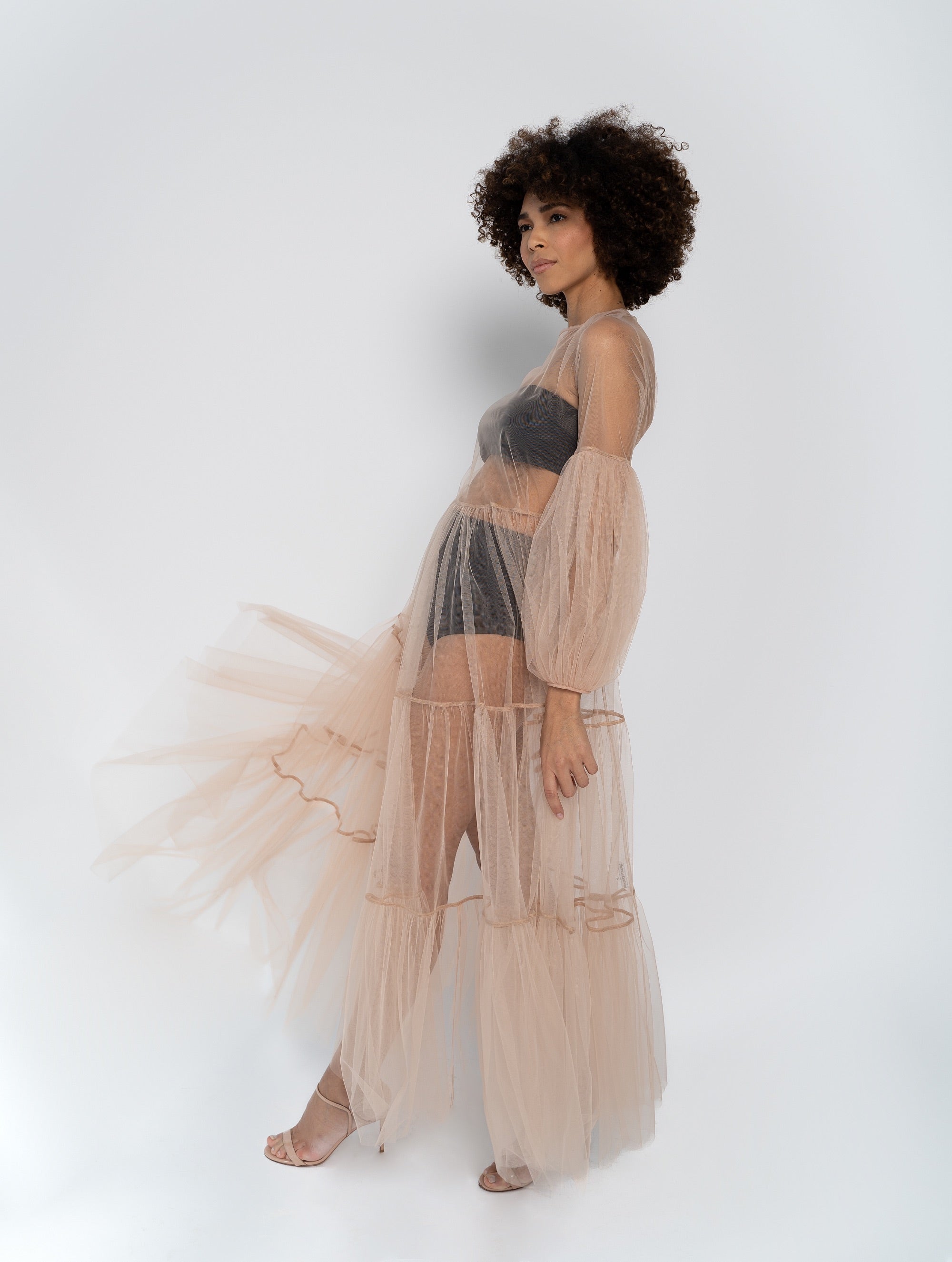 Maxikleid in Nude aus Tüll mit weitem Rock und Puffärmeln