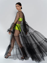 Schwarzes Maxikleid aus Tüll mit weitem Rock und Puffärmeln